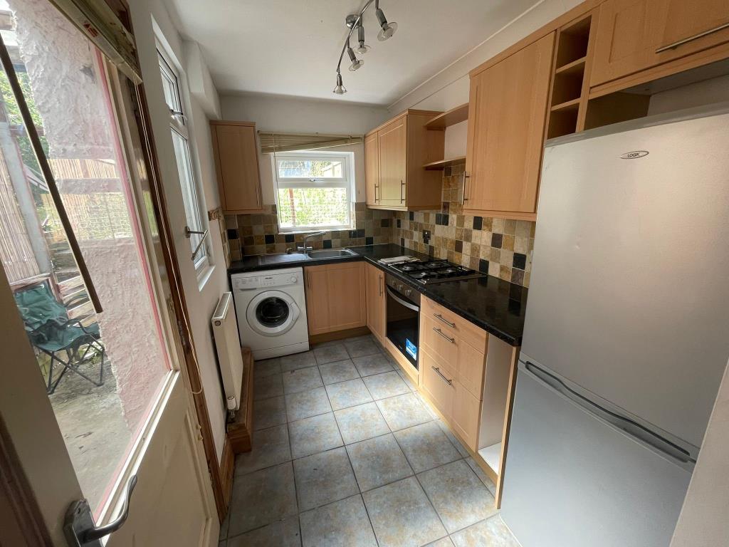 Lot: 1 - TWO-BEDROOM TERRACE HOUSE FOR INVESTMENT - Kitchen